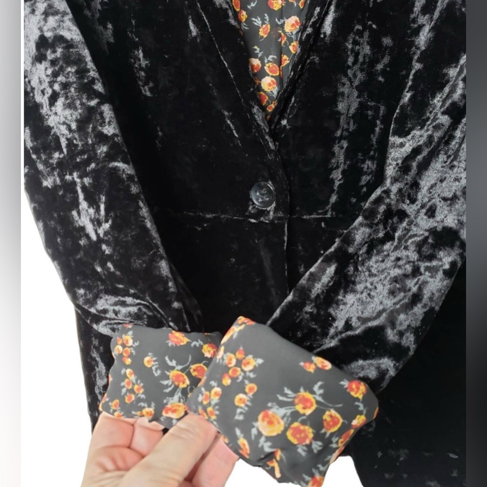 Sanctuary Black Crushed Velvet Blazer with Floral Liner - Picture 6 of 11